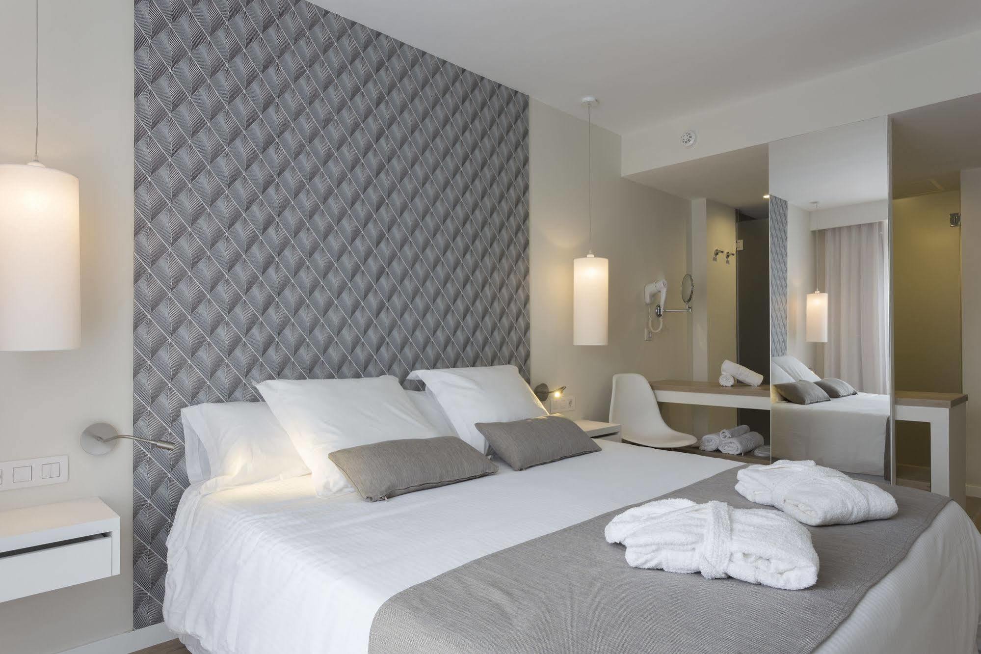 Отель Aluasoul Ibiza - Adults Only Эс-Кана Экстерьер фото
