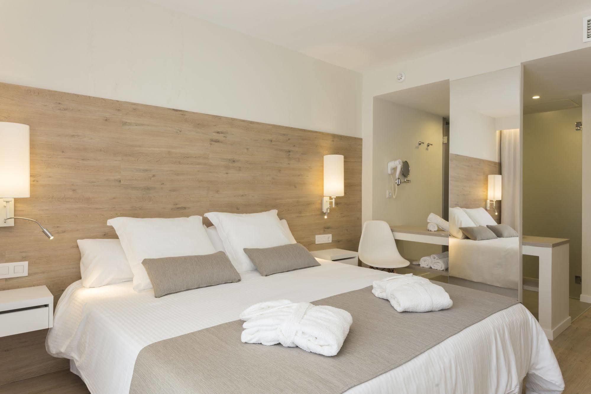 Отель Aluasoul Ibiza - Adults Only Эс-Кана Экстерьер фото